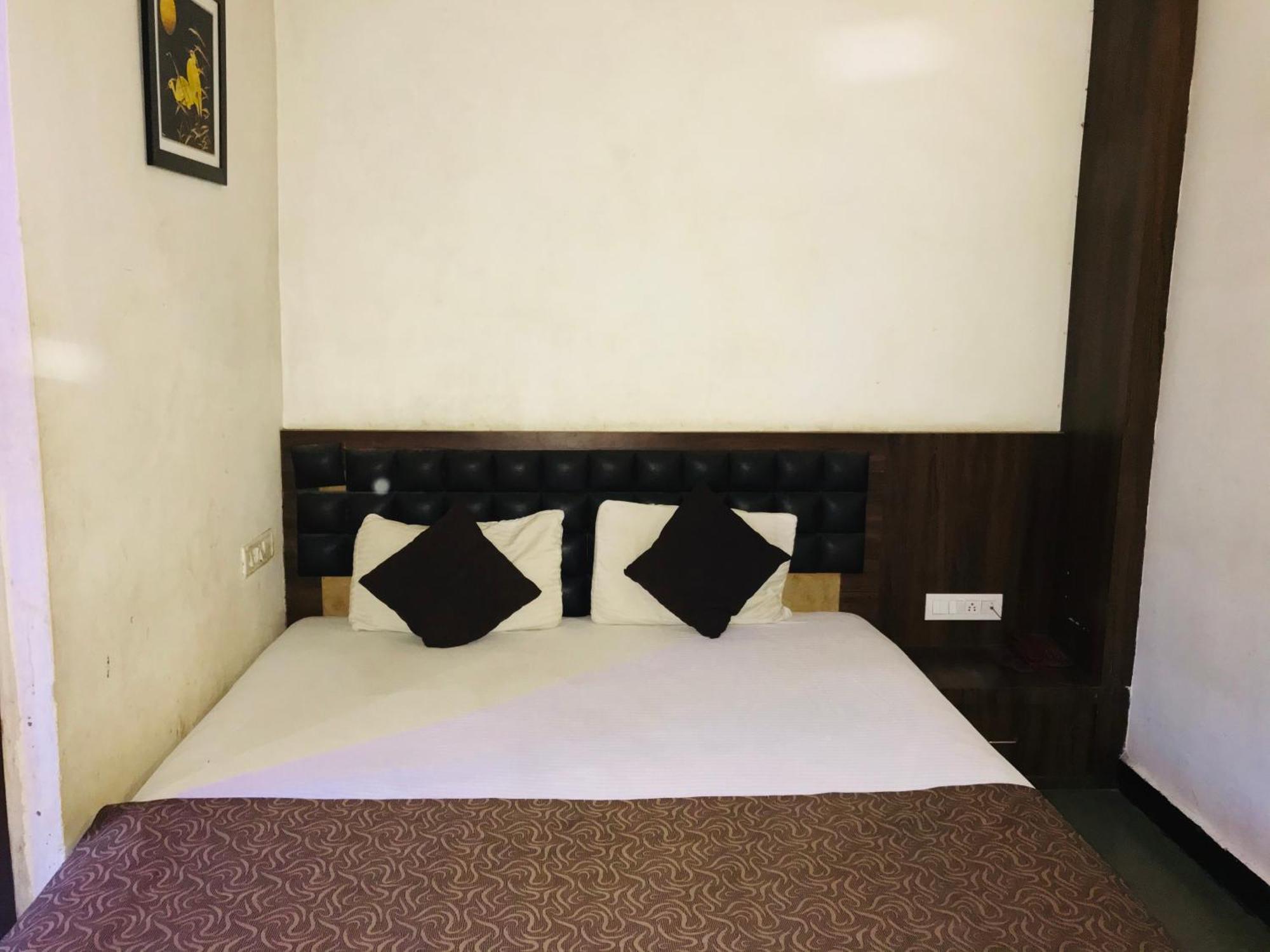 Liva Rooms Nashik Buitenkant foto