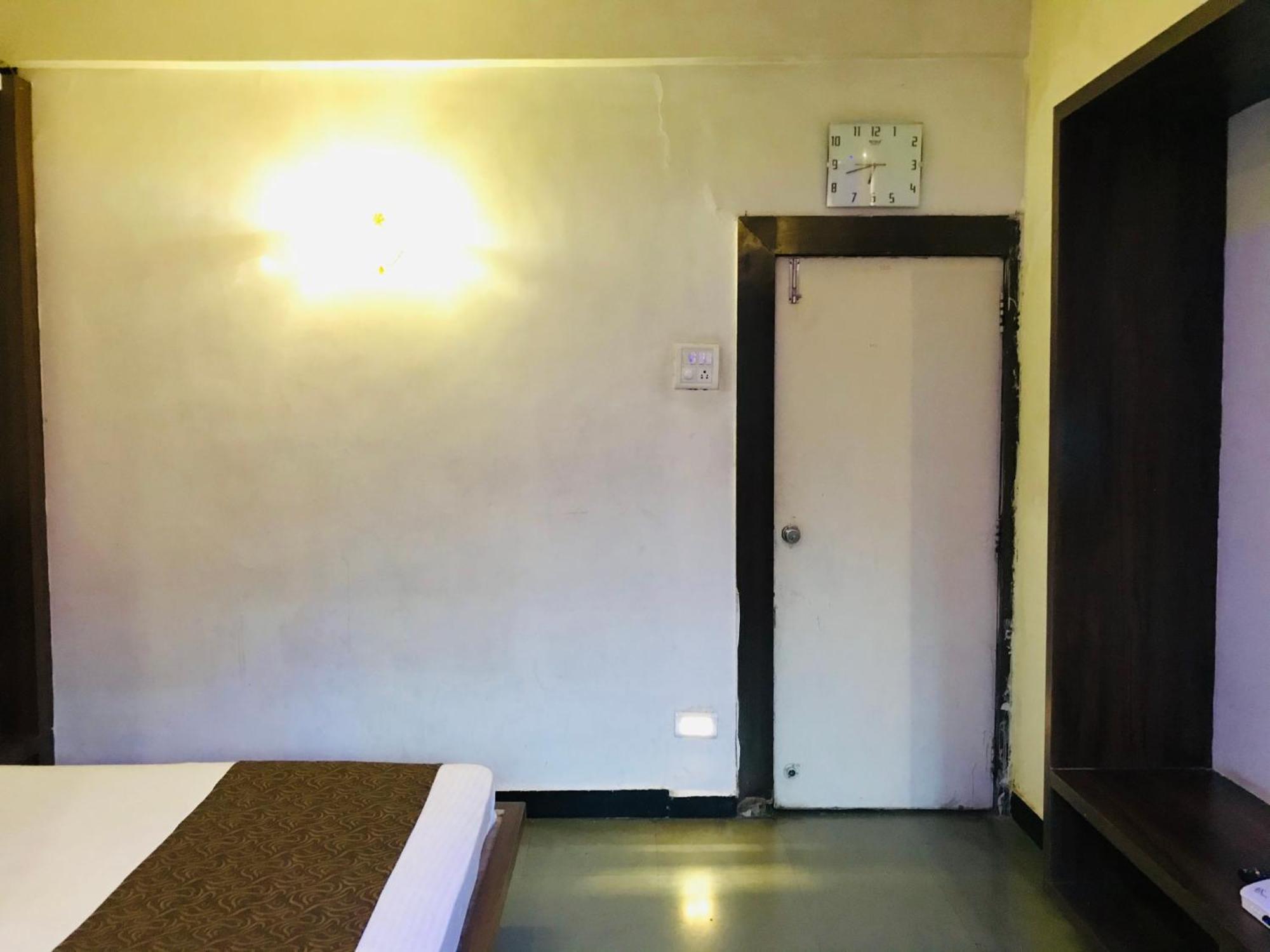 Liva Rooms Nashik Buitenkant foto