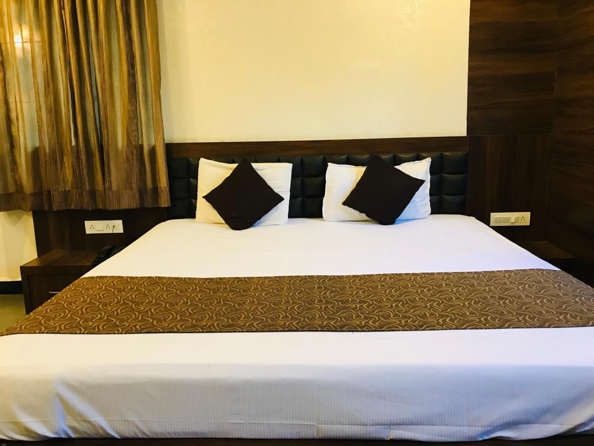 Liva Rooms Nashik Buitenkant foto