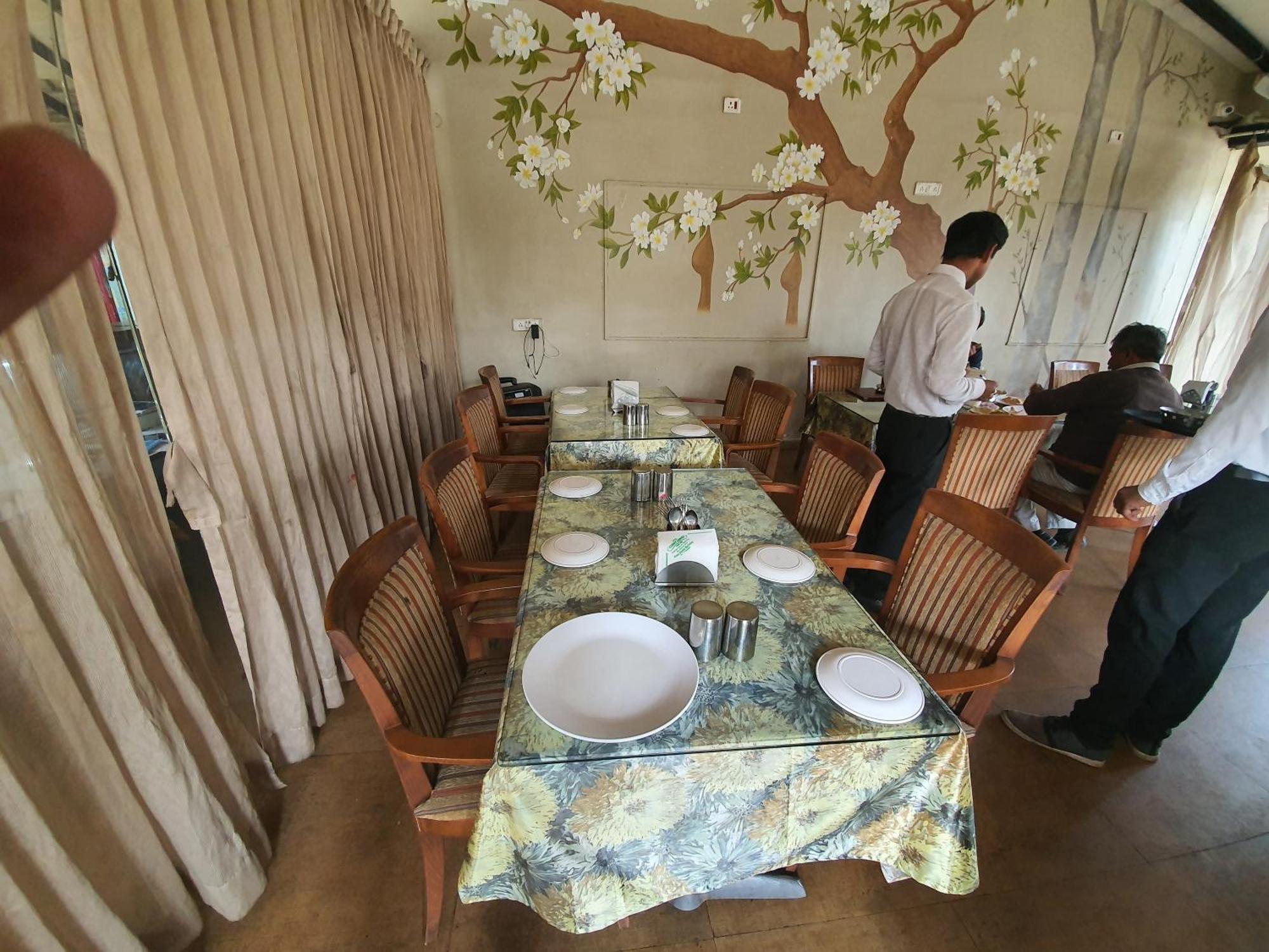Liva Rooms Nashik Buitenkant foto