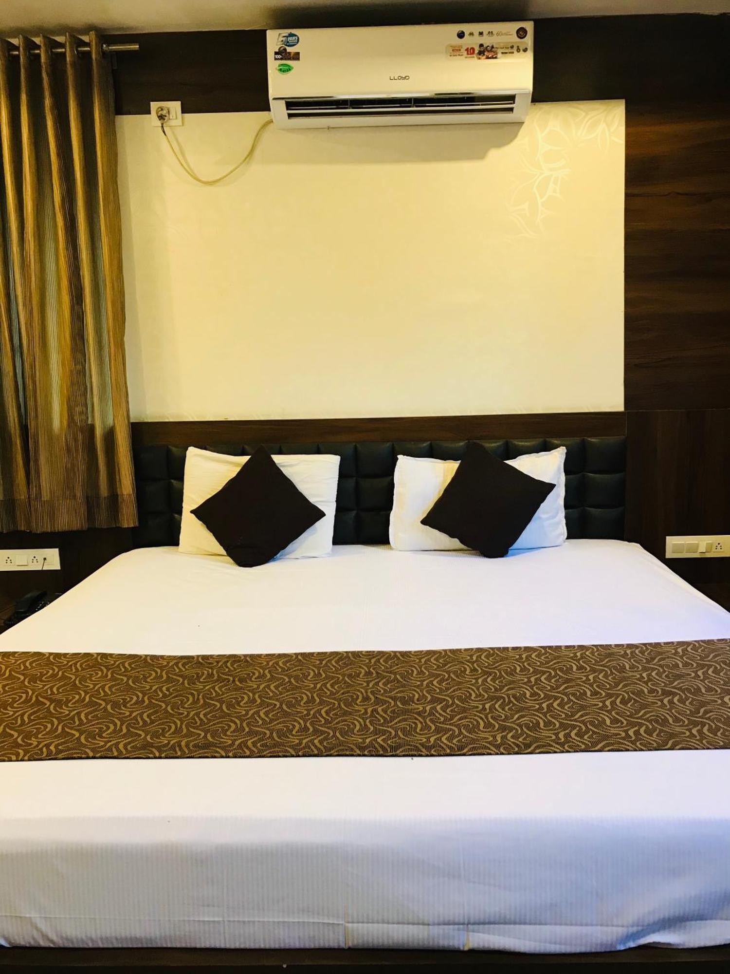 Liva Rooms Nashik Buitenkant foto